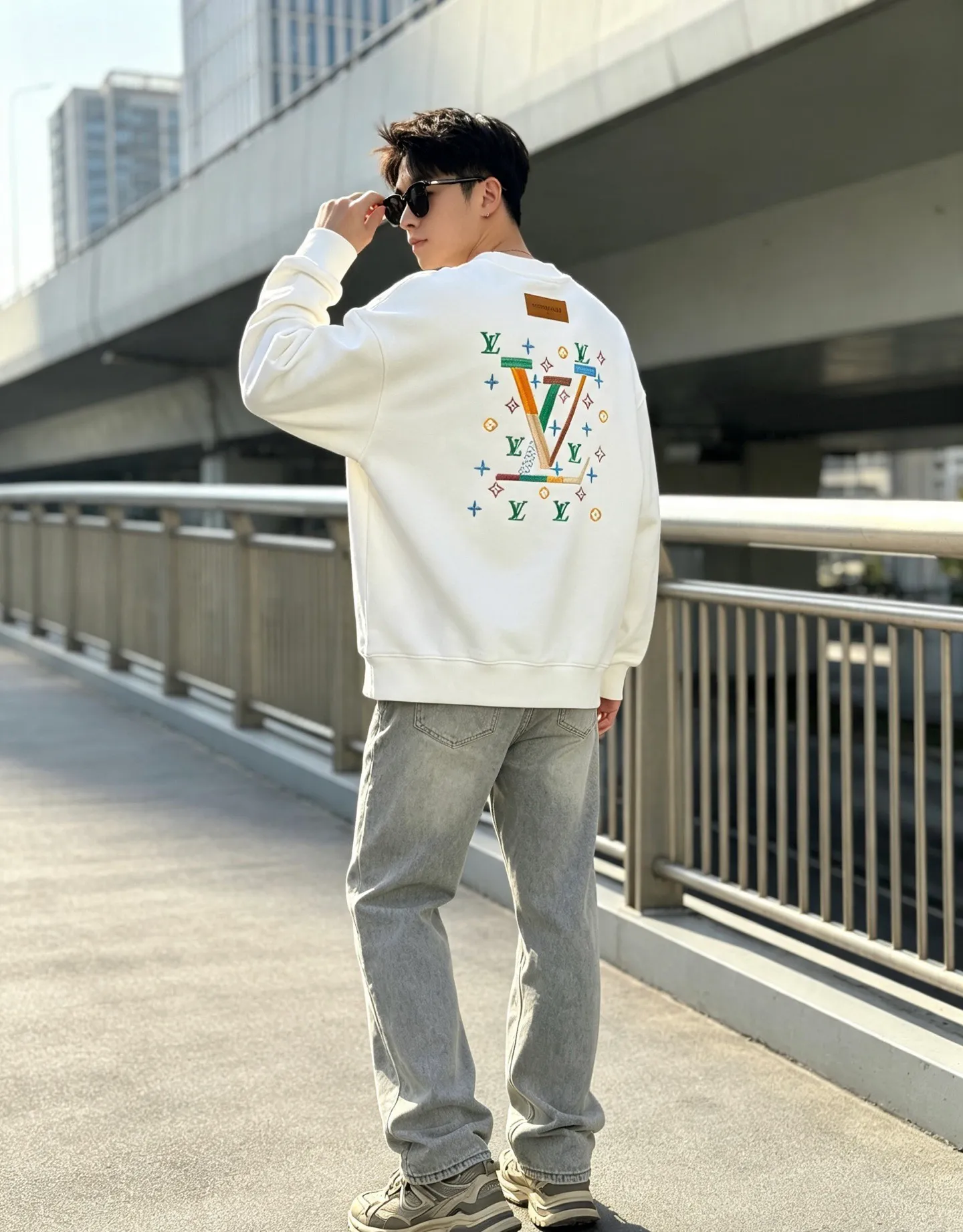 Louis Vuitton/ logo